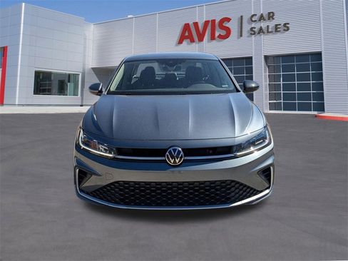 Used 2025 Volkswagen Jetta SE image 2