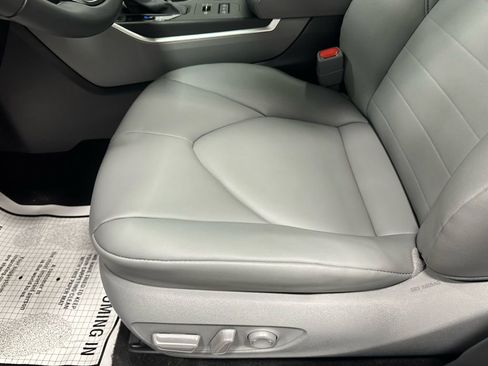 Used 2025 Toyota Highlander XLE image 13