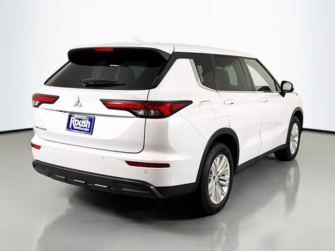 Used 2023 Mitsubishi Outlander ES FWD image 5