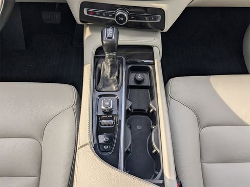 Used 2018 Volvo XC90 T6 Momentum w/ Convenience Package image 22