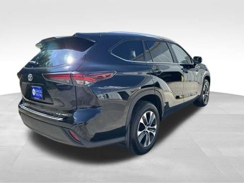Used 2024 Toyota Highlander XLE AWD/4WD image 6