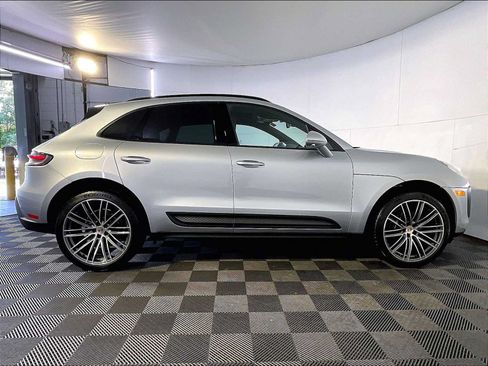 Certified 2026 Porsche Macan AWD/4WD image 8