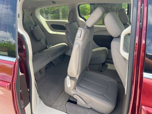 Used 2020 Chrysler Pacifica Touring w/ Advanced Safetytec Group FWD image 43
