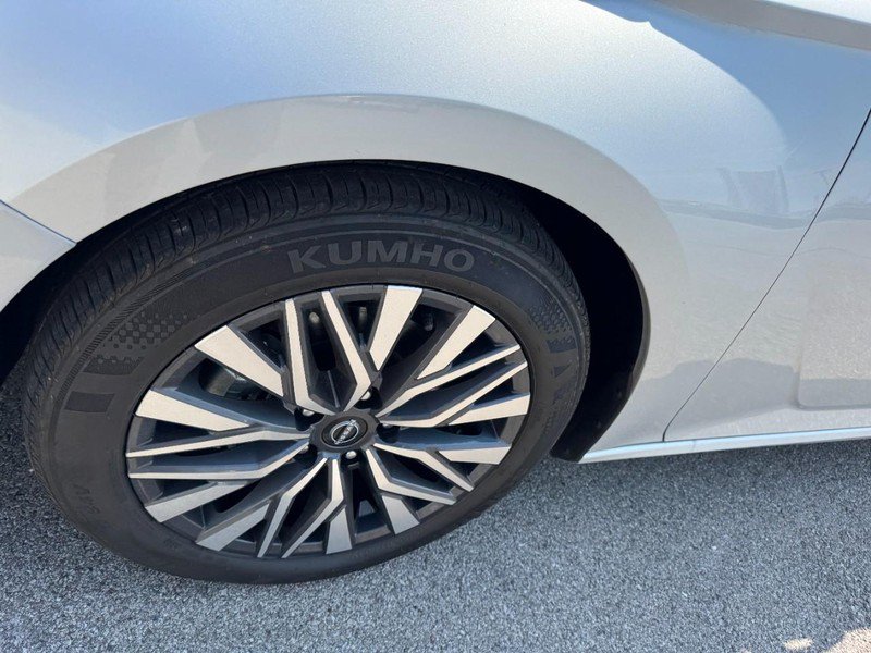 Used 2025 Nissan Altima 2.5 SV FWD image 4