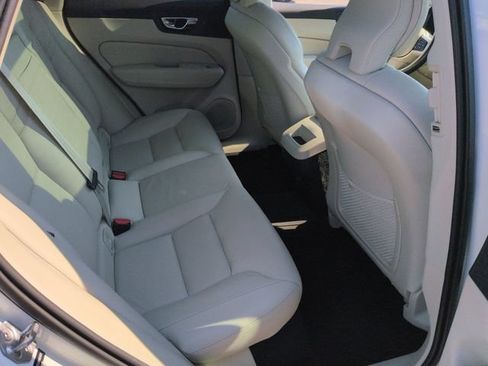 Used 2021 Volvo XC60 T5 Momentum w/ Premium Package FWD image 34