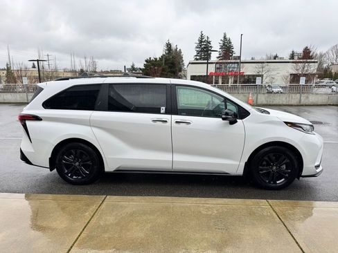 Used 2025 Toyota Sienna XSE w/ XSE Premium Package image 38