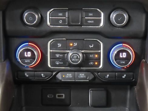 Used 2022 Chevrolet Tahoe LT w/ Luxury Package AWD/4WD image 12