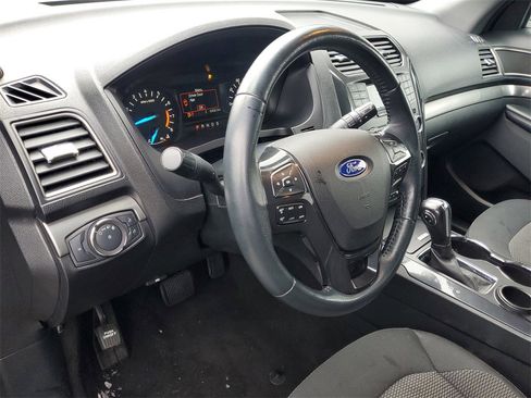 Used 2019 Ford Explorer XLT image 11