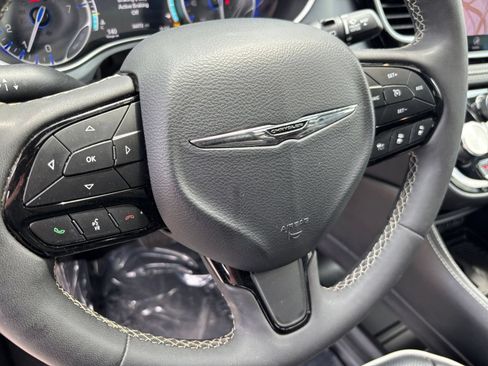 Used 2025 Chrysler Pacifica Limited FWD image 30