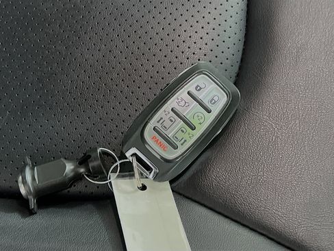 Used 2024 Chrysler Pacifica Touring-L image 36