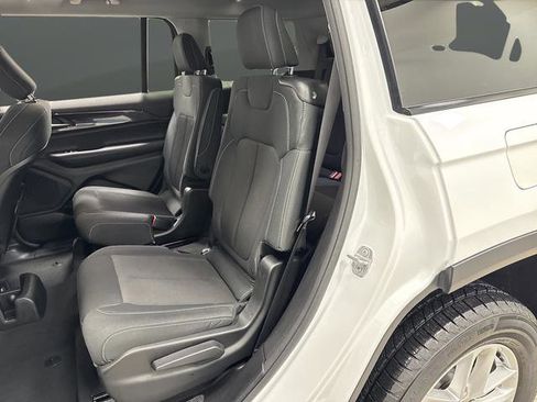 Used 2023 Jeep Grand Cherokee L Laredo image 25