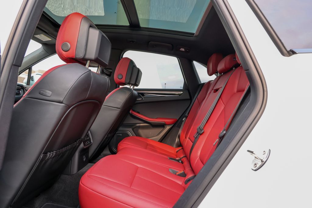 Certified 2026 Porsche Macan AWD/4WD image 32