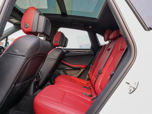 Certified 2026 Porsche Macan AWD/4WD image 32
