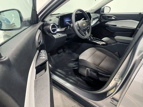 Used 2024 Chevrolet Trax LT FWD image 17