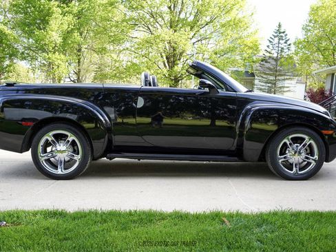 Used 2005 Chevrolet SSR w/ Preferred Equipment Group RWD image 9