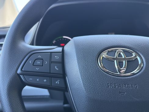 Certified 2025 Toyota Sienna LE w/ LE Plus Package FWD image 10