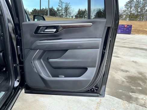 Used 2025 Chevrolet Suburban Z71 AWD/4WD image 17
