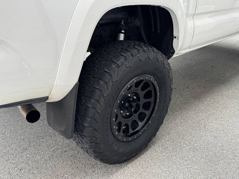 Used 2017 Toyota Tacoma Limited w/ Tow Package AWD/4WD image 10