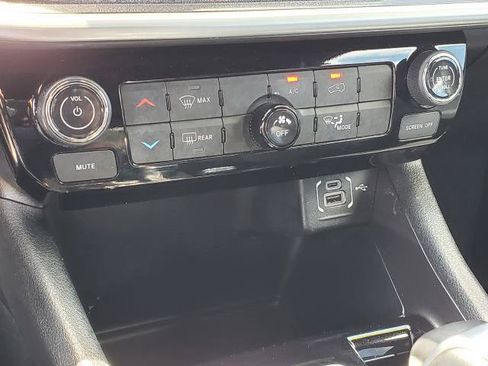 Used 2023 Jeep Compass Latitude w/ Sun and Sound Group AWD/4WD image 17