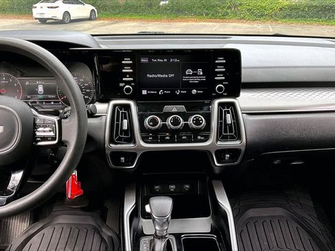 Used 2022 Kia Sorento LX FWD image 9