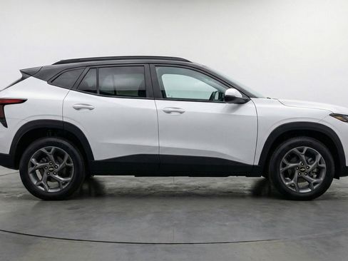 Used 2025 Chevrolet Trax LT w/ LT Convenience Package image 11