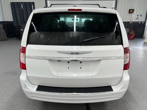 Used 2014 Chrysler Town & Country Touring FWD image 5