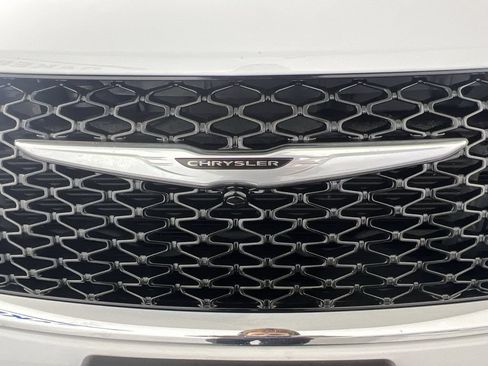 Used 2024 Chrysler Pacifica Touring-L AWD/4WD image 29