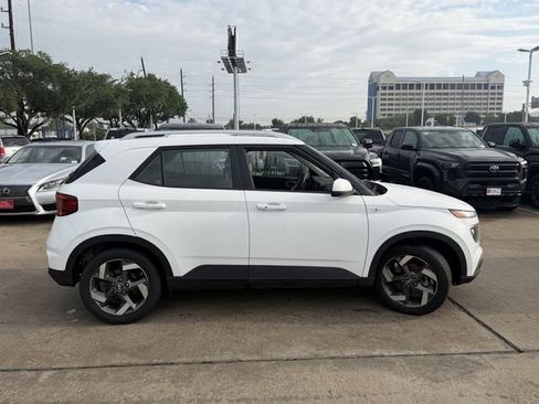 Used 2025 Hyundai Venue SEL FWD image 4