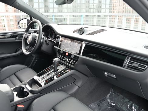 Certified 2026 Porsche Macan AWD/4WD image 24