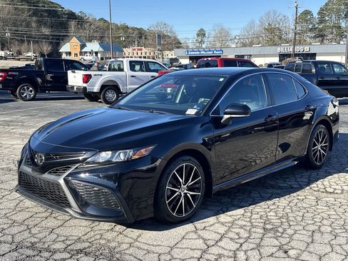Used 2022 Toyota Camry SE image 3