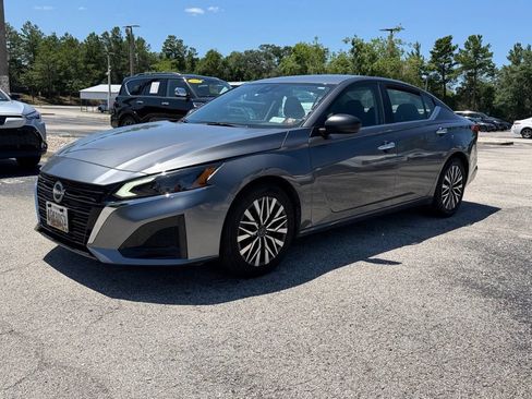 Used 2024 Nissan Altima 2.5 SV FWD image 3