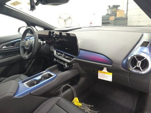 New 2026 Chevrolet Equinox EV LT image 28