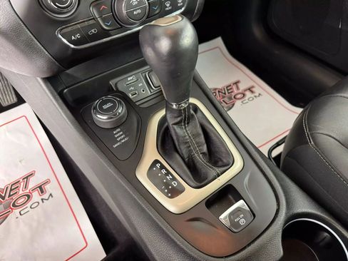 Used 2018 Jeep Cherokee Limited image 23