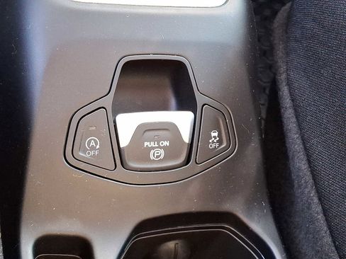 Certified 2023 Jeep Renegade Latitude w/ Sun & Fun Group image 24