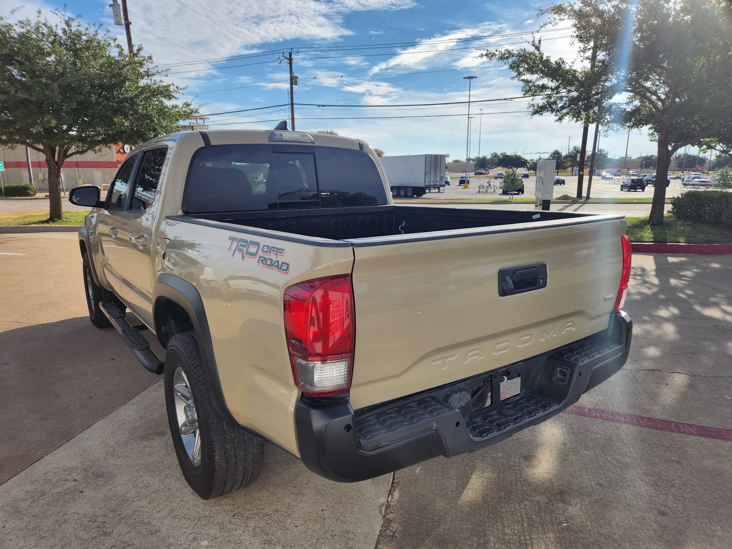 Used 2017 Toyota Tacoma 2WD Double Cab image 3