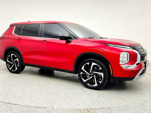 Used 2022 Mitsubishi Outlander SE image 3