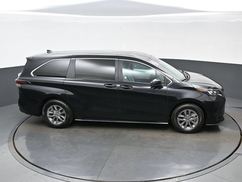 Used 2025 Toyota Sienna LE FWD image 42