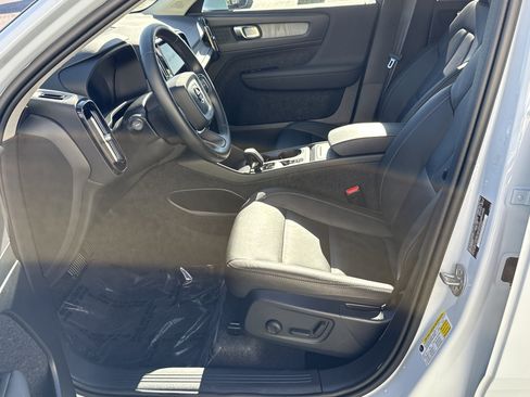 Used 2025 Volvo XC40 B5 Core image 14