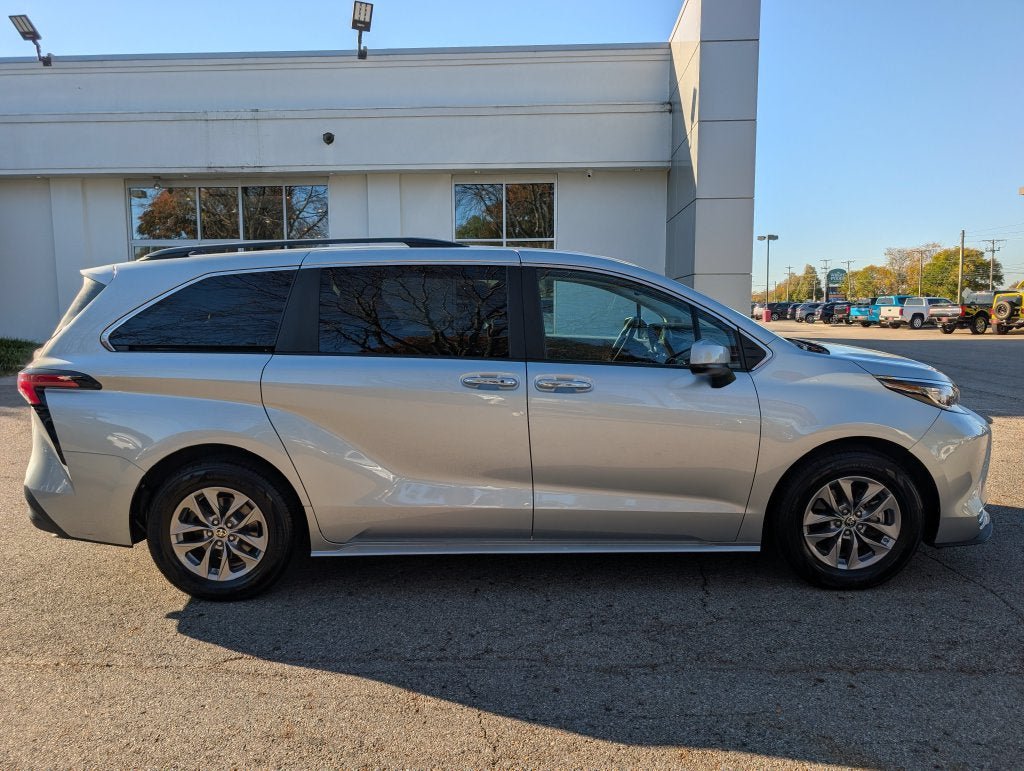 Certified 2022 Toyota Sienna XLE w/ XLE Plus Package FWD image 8