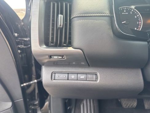 Used 2023 Nissan Pathfinder SL image 16