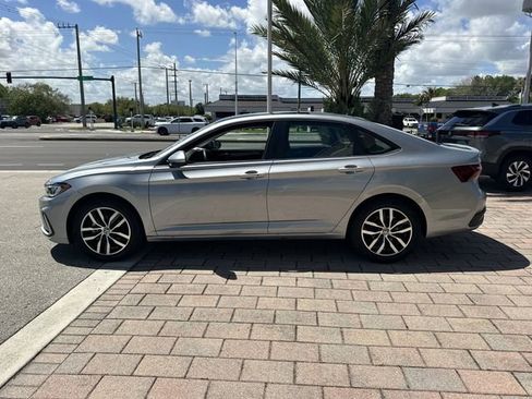 Used 2025 Volkswagen Jetta SE FWD image 9