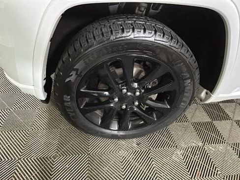 Used 2020 Jeep Grand Cherokee Altitude AWD/4WD image 9