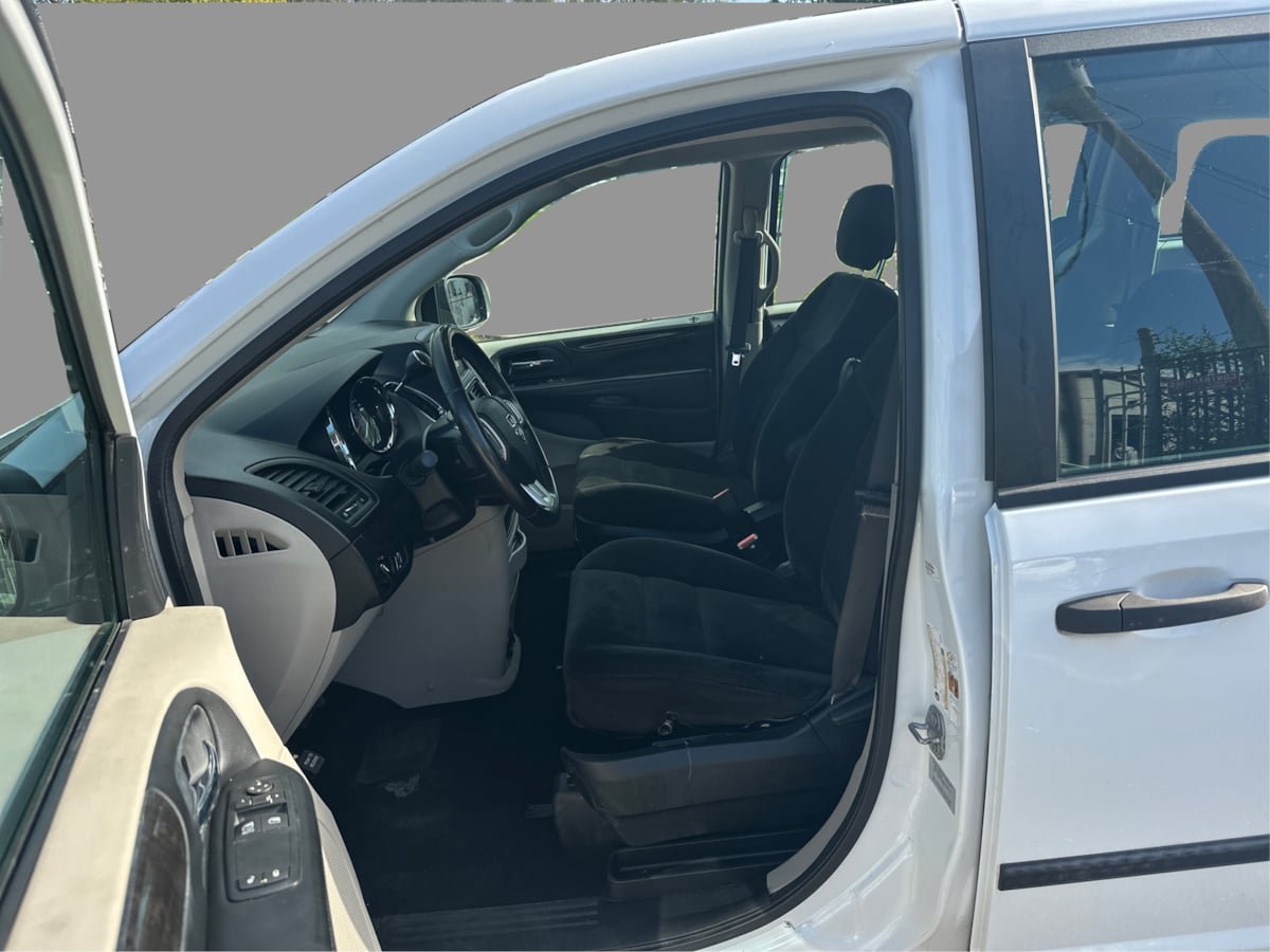 Used 2016 Dodge Grand Caravan American Value Package w/ UConnect Hands-Free Group FWD image 29