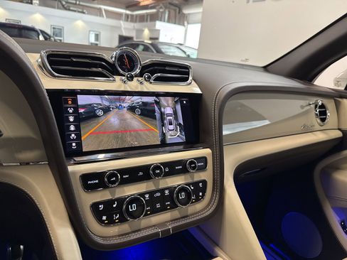 Used 2023 Bentley Bentayga Extended Wheelbase AWD/4WD image 40