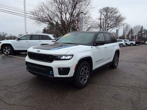 Used 2023 Jeep Grand Cherokee Trailhawk w/ Advanced Protech Group II AWD/4WD image 7