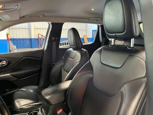 Used 2019 Jeep Cherokee Latitude Plus FWD image 23