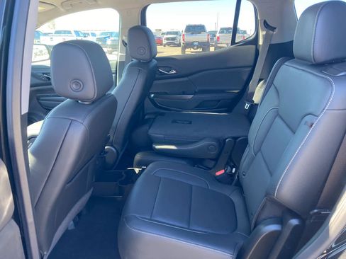 Used 2023 GMC Acadia SLT w/ Preferred Package image 4