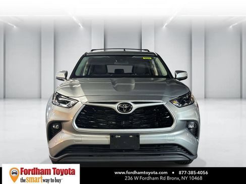 Used 2024 Toyota Highlander LE AWD/4WD image 2