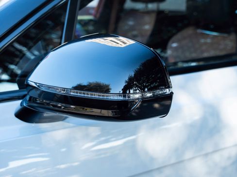 Used 2023 Bentley Bentayga image 12