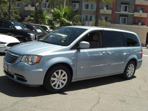 Used 2013 Chrysler Town & Country Touring image 2